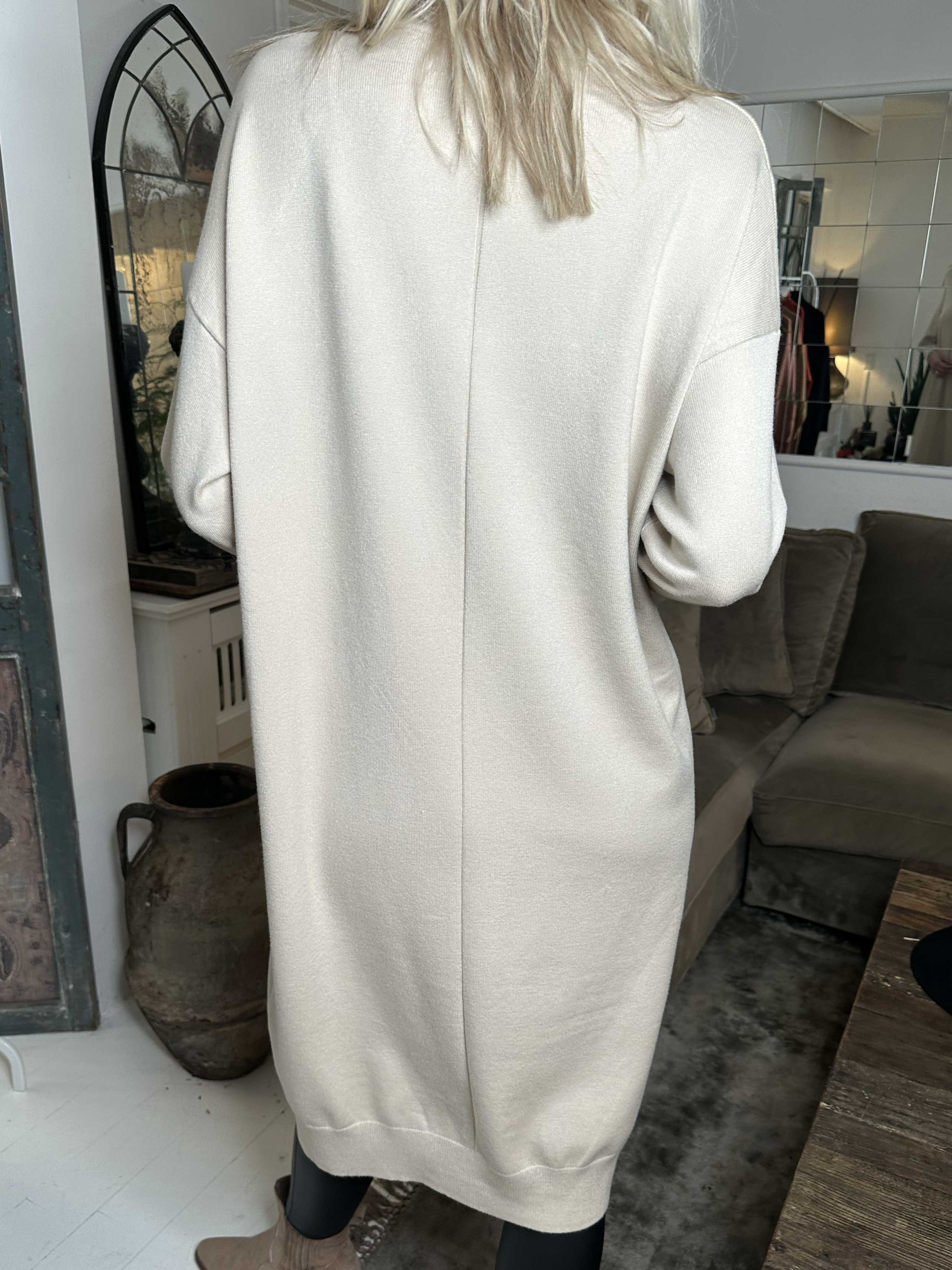 Maniya - Mjuk stickad klänning med polokrage